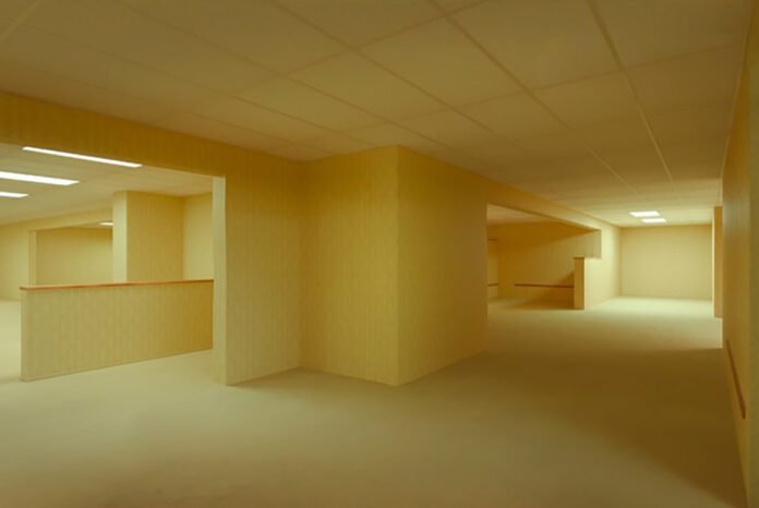 'Backrooms: Um Não-Lugar' leva lenda da internet ao cinema (Foto: Divulgação)