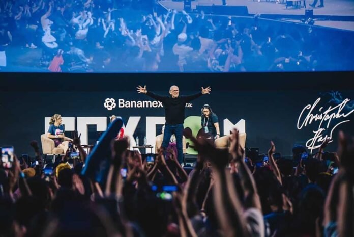 Christopher Lloyd participa de painel na CCXP México 2026 (Foto: Divulgação)