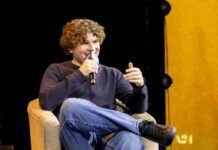 CCXP México: diretor de ‘Backrooms’ revela construção de quase 3 mil m² de set Kane Parsons apresenta 'Backrooms: Um Não-Lugar' no Palco Thunder da CCXP México 2026 (FOto: Brandon Díaz de Leon)