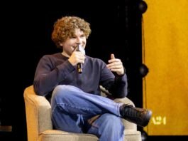 CCXP México: diretor de ‘Backrooms’ revela construção de quase 3 mil m² de set Kane Parsons apresenta 'Backrooms: Um Não-Lugar' no Palco Thunder da CCXP México 2026 (FOto: Brandon Díaz de Leon)
