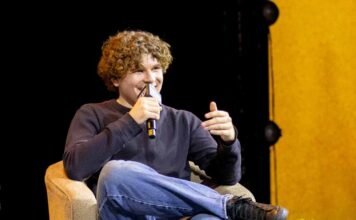 CCXP México: diretor de ‘Backrooms’ revela construção de quase 3 mil m² de set Kane Parsons apresenta 'Backrooms: Um Não-Lugar' no Palco Thunder da CCXP México 2026 (FOto: Brandon Díaz de Leon)