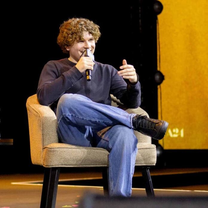 Kane Parsons apresenta 'Backrooms: Um Não-Lugar' no Palco Thunder da CCXP México 2026 (FOto: Brandon Díaz de Leon)