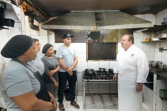 ‘Pesadelo na Cozinha’ expõe falhas em restaurante de MG (Foto: Caio Mvwaves/Band)