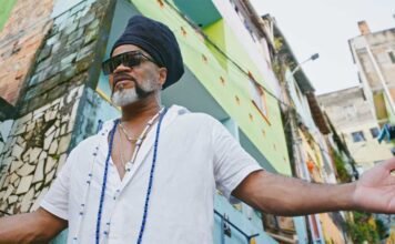 Série ‘Carlinhos Brown em Meia Lua Inteira’ chega à HBO 'Carlinhos Brown em Meia Lua Inteira' estreia na HBO (Foto: Divulgação)