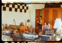 The Strokes lançam clipe de ‘Going Shopping’ com Walton Goggins The Strokes lançam novo vídeo antes da chegada de 'Reality Awaits' (Foto: Divulgação)