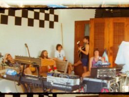 The Strokes lançam clipe de ‘Going Shopping’ com Walton Goggins The Strokes lançam novo vídeo antes da chegada de 'Reality Awaits' (Foto: Divulgação)