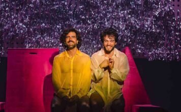 ‘Poemas’ chega ao Rio com Marcos Pitombo e André Torquato André Torquato e Marcos Pitombo estrelam o espetáculo 'Poemas' (Foto: Caio Galucci)