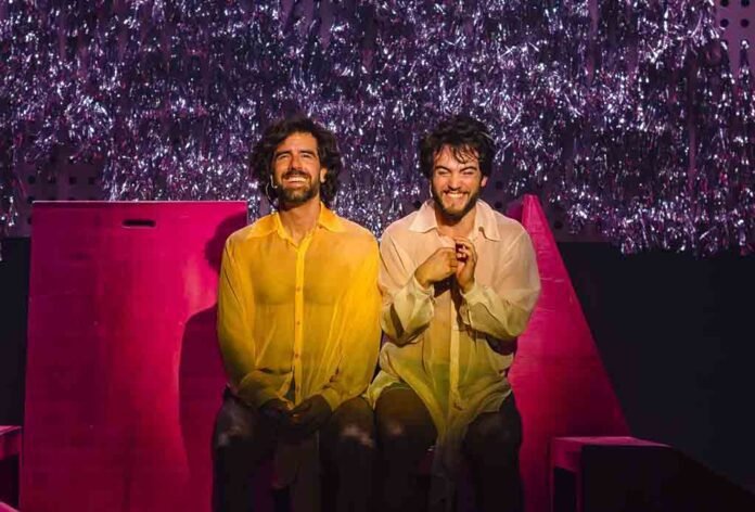 André Torquato e Marcos Pitombo estrelam o espetáculo 'Poemas' (Foto: Caio Galucci)