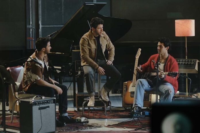 Jonas Brothers retornam como Shane, Nate e Jason Grey em 'Camp Rock 3' (Foto: Divulgação/Disney)