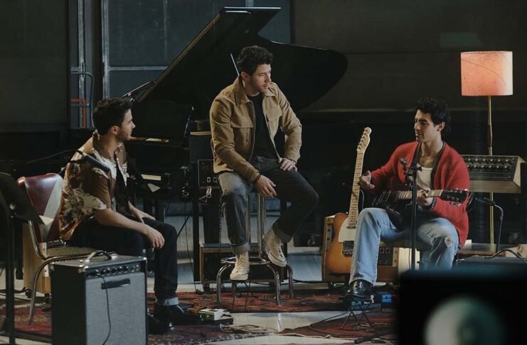 Jonas Brothers retornam como Shane, Nate e Jason Grey em 'Camp Rock 3' (Foto: Divulgação/Disney)