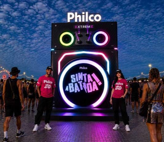 Philco cria caixa de som e leva Beat Hero ao Rock in Rio 2026 Estande da Philco recria uma caixa de som de aproximadamente 5 metros de altura (Foto: Divulgação/Philco)
