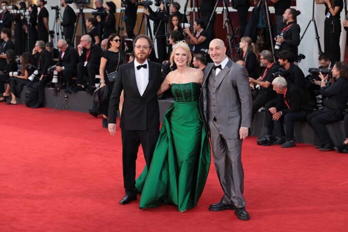 Produtores André Ristum, Cibele Amaral e Patrick de Jongh participam da estreia 'Retorno a Buenos Aires' no Festival de Veneza (Foto: Divulgação)